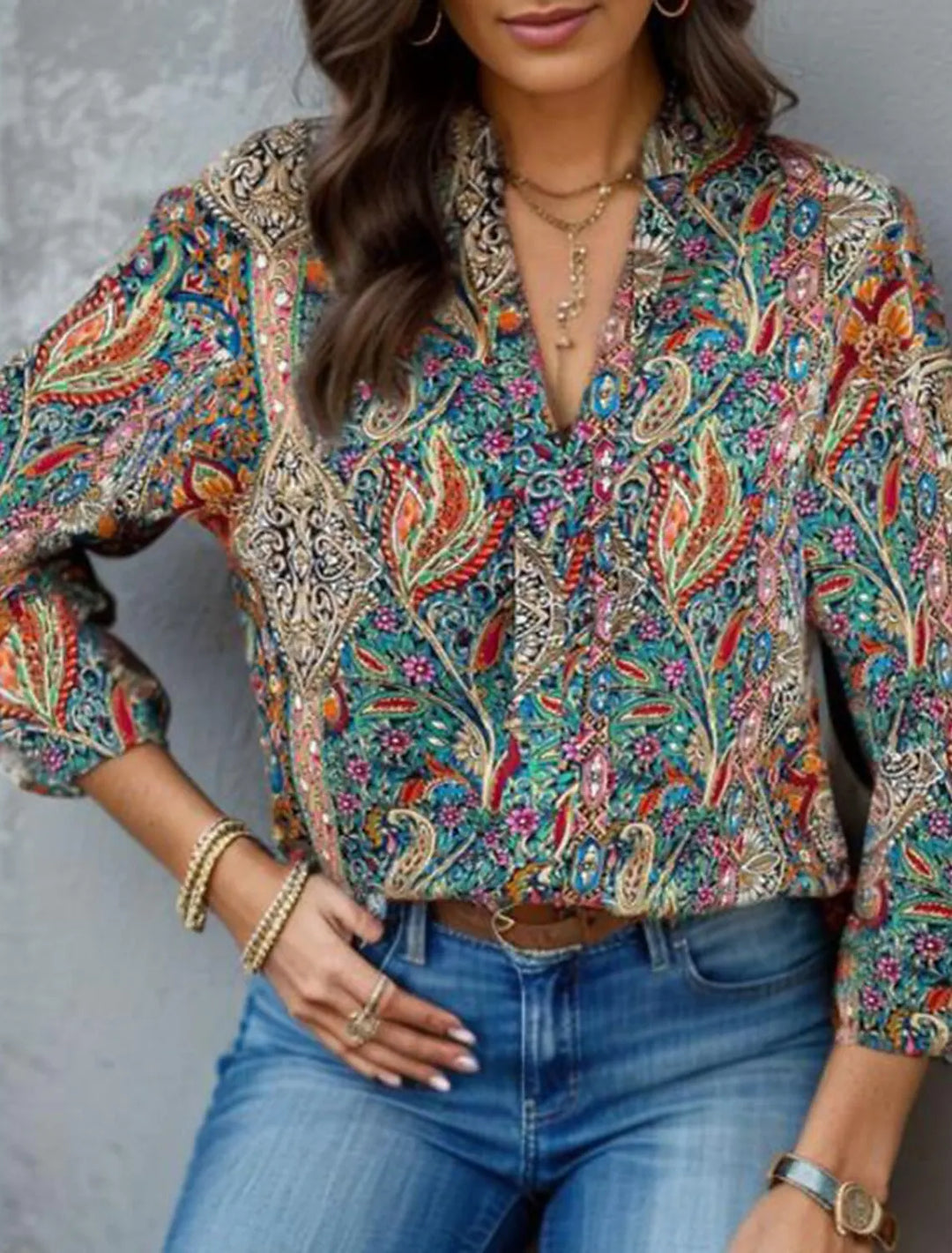 Naomi Vintage Blouse | Elegante damesblouse met V-hals, moderne kraag en print