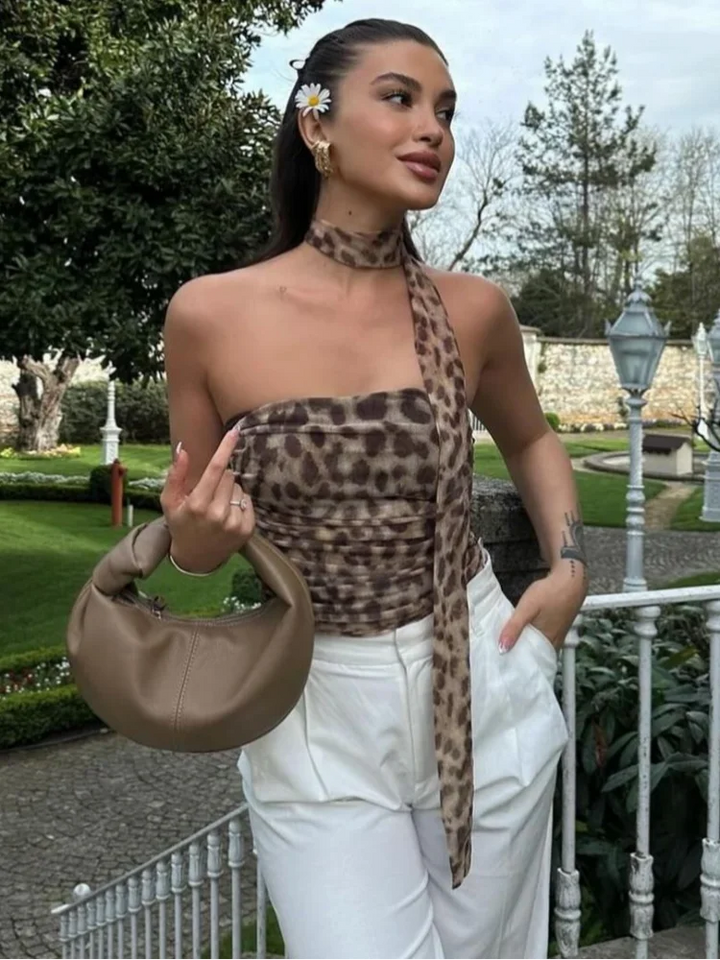 Ivonne Leopard Set | Stijlvolle set met bedrukt mouwloos topje en hoog getailleerde rok voor dames